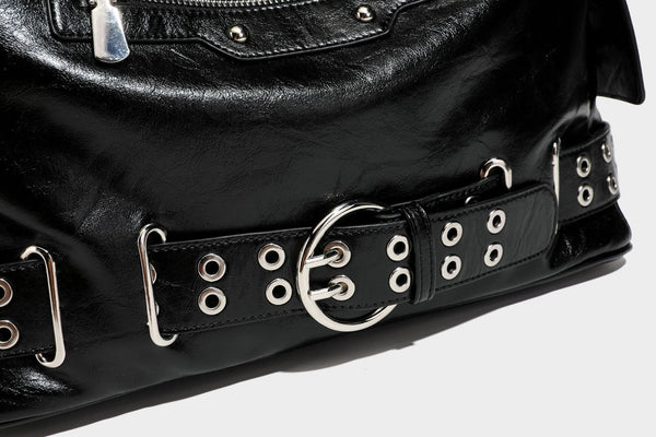 Große glänzende schwarze Hobo-Schultertasche mit silberfarbenem Ösen-Gürtelboden, Schnallenbeschlägen, vorderer Reißverschlusstasche und zwei …; Detailansicht