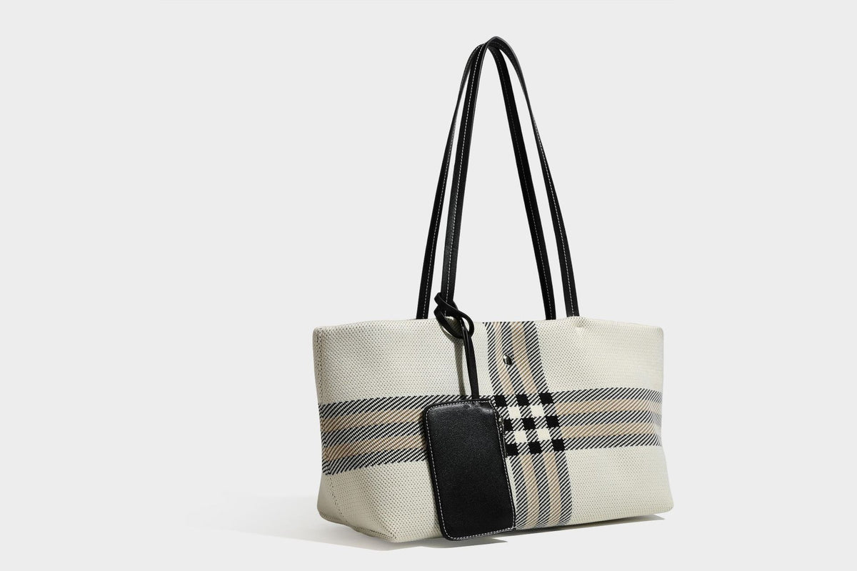 Strukturierte karierte Tote-Bag aus Webmaterial mit langen Schulterriemen in schwarzer Lederoptik und befestigter schwarzer Reißverschlusstasche, Detailansicht 22