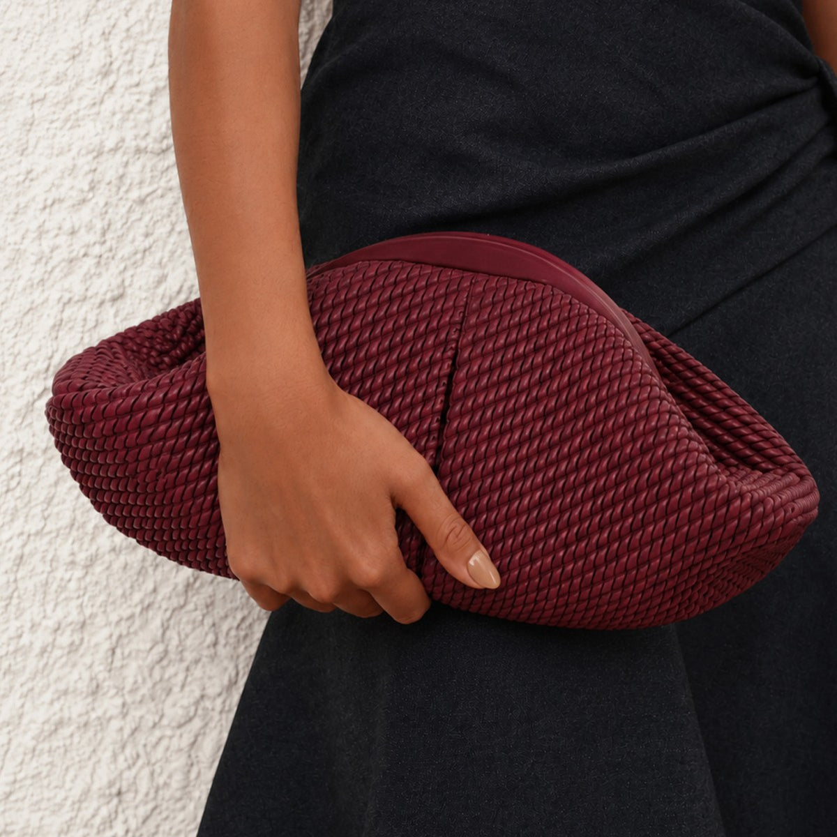 Abgerundete Clutch mit gewebter Struktur, glattem kontrastierendem Besatz und Reißverschluss in tiefem Burgunderrot, Detailansicht 3