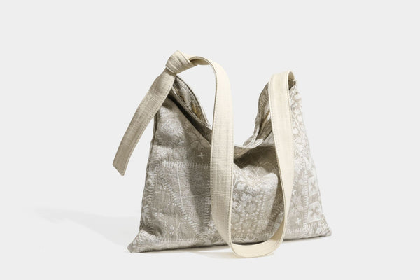 Weich fallende Hobo-Schultertasche aus Canvas mit botanischem Print, langem geknotetem Riemen und Reißverschluss oben, Detailansicht 24