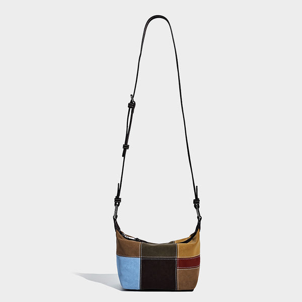 Kompakte Patchwork-Schultertasche mit geknotetem dunklem Henkel, mehrfarbigen Einsätzen in Braun, Camel, Senfgelb, Oliv, Burgunderrot, Schwarz und