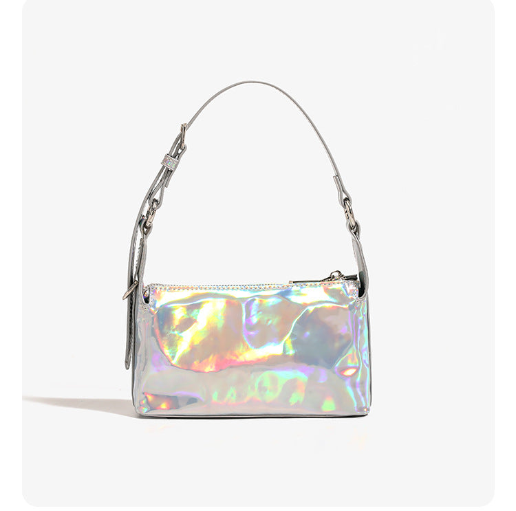 Kompakte rechteckige Schultertasche in holografisch schimmerndem Silber mit Knitteroptik, Reißverschluss oben und verstellbarem