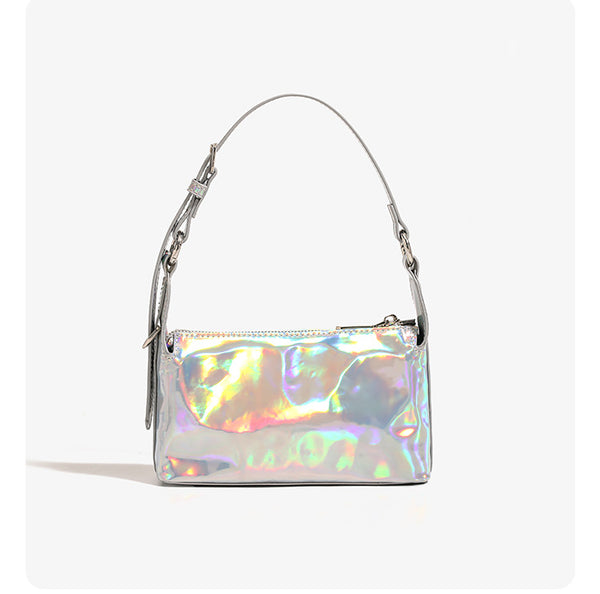Kompakte rechteckige Schultertasche in holografisch schimmerndem Silber mit Knitteroptik, Reißverschluss oben und verstellbarem