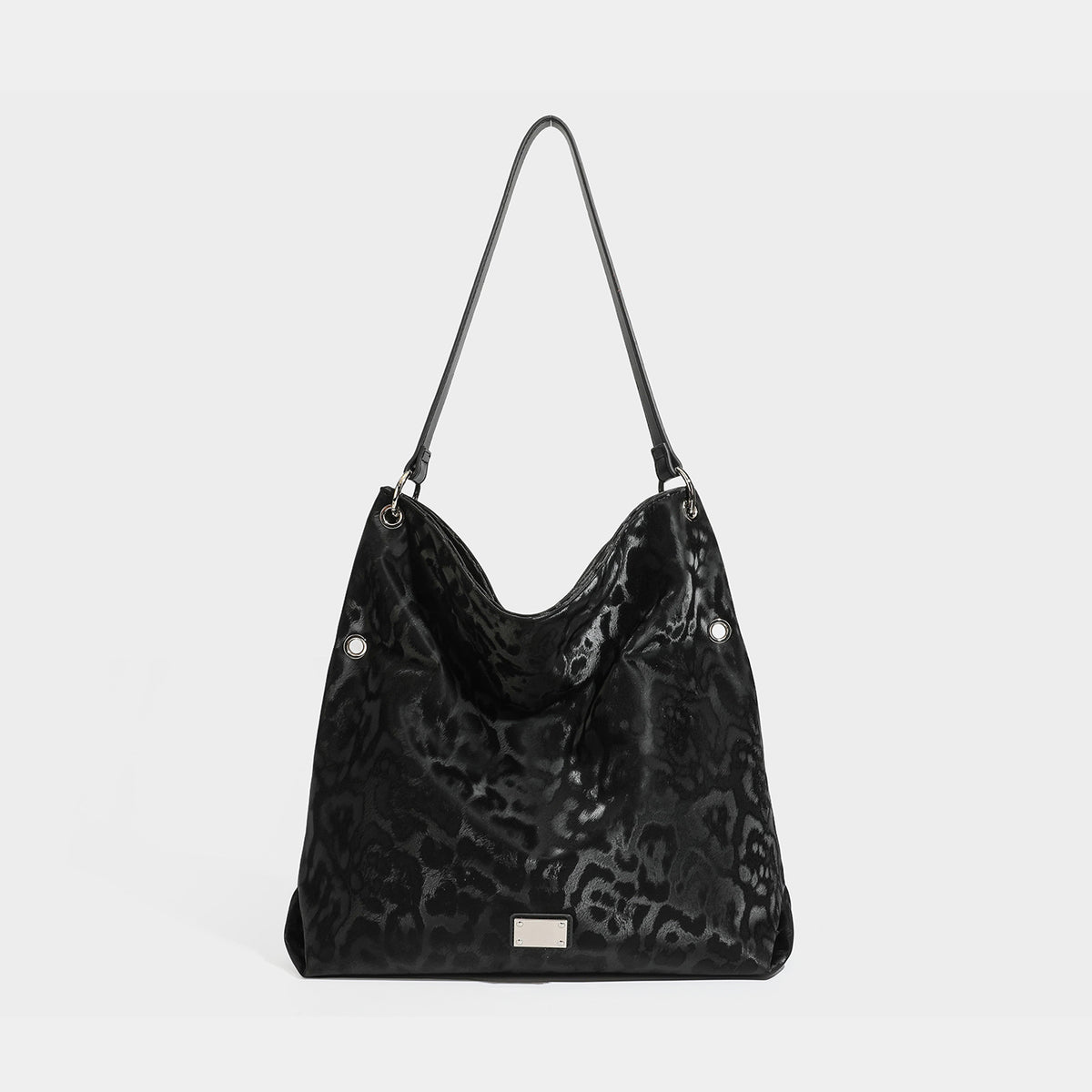 Große, weich fallende Schulter-Tote-Bag mit glänzendem Leopardenmuster in Braun und Schwarz, schmalem Riemen in Lederoptik und silberfarbenen