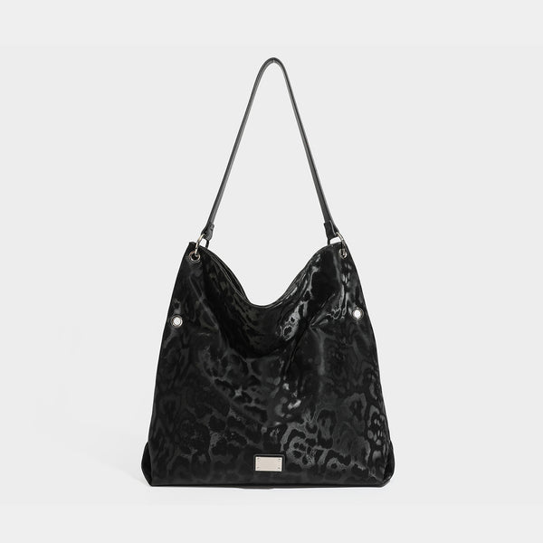 Große, weich fallende Schulter-Tote-Bag mit glänzendem Leopardenmuster in Braun und Schwarz, schmalem Riemen in Lederoptik und silberfarbenen