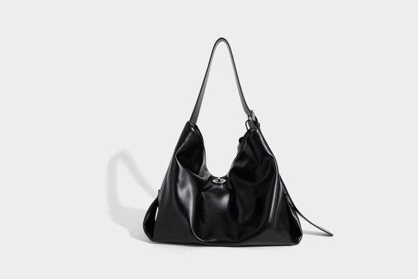 Große schwarze, glänzende Hobo-Schultertasche in Lederoptik mit mit Ösen besetztem Riemen, silberfarbenen Beschlägen und abnehmbarem