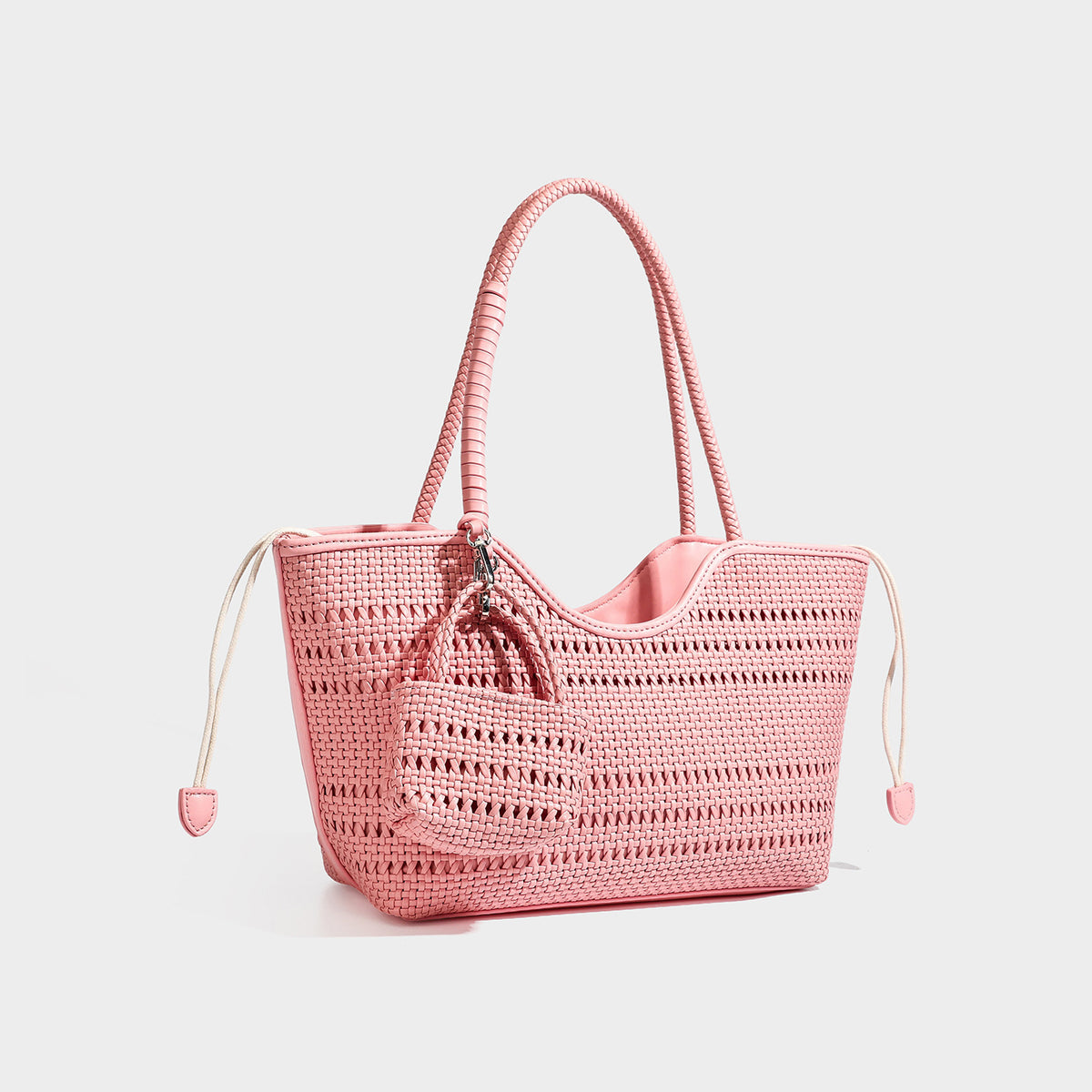 Formstabile Flecht-Tote-Bag in Dunkelbraun mit geflochtenen Henkeln, seitlichen Kordelzügen und befestigtem Mini-Etui aus Flechtmaterial mit