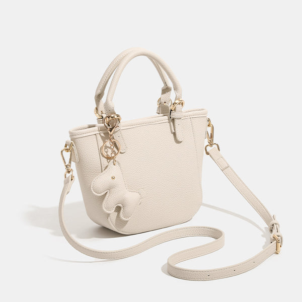 Mini-Bucket-Tote-Bag mit strukturierter Form und matter, genarbter Oberfläche, Pferdeanhänger, zwei Tragegriffen und abnehmbarem Schulterriemen