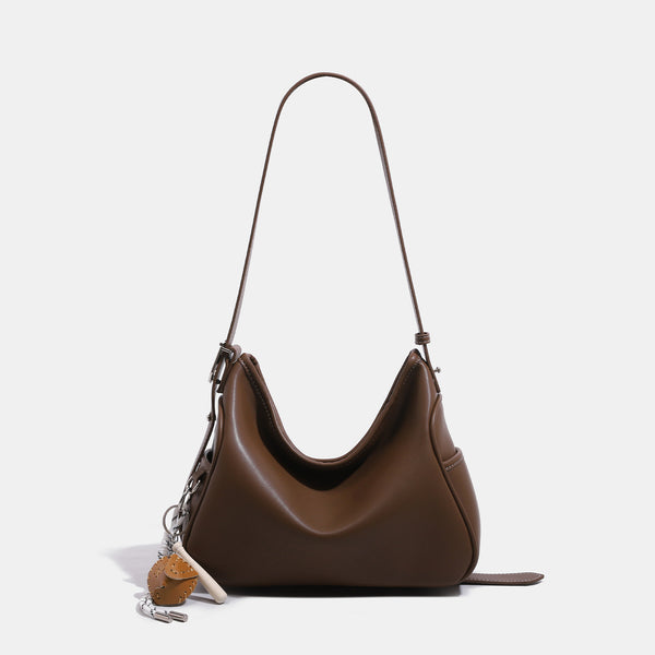 Kleine, weiche Hobo-Schultertasche mit Reißverschluss an der Oberseite, silberfarbenem U-förmigem Metallbeschlag und sportlichem Anhänger, Detailansicht 7