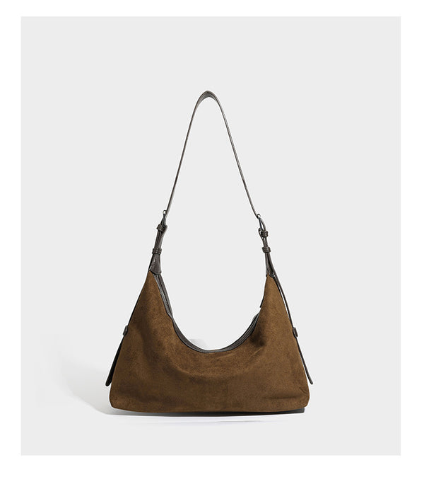 Lässige Hobo-Schultertasche mit matter brauner Wildlederoptik, dunklen glatten Besätzen, Reißverschluss oben und langem, verstellbarem