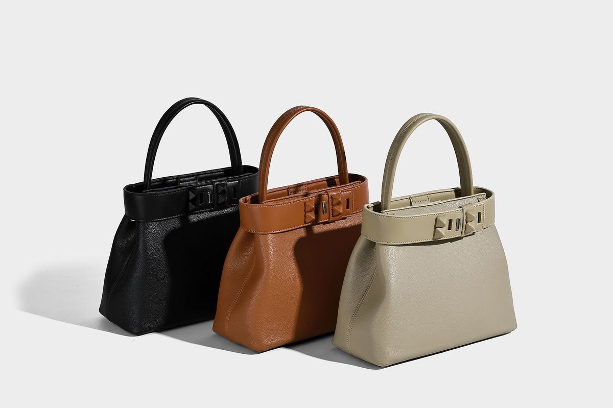 Strukturierte Trapez-Tote-Bag mit oberem Riemen mit Gürtelschnalle, genarbter Lederoptik und silberfarbenen Beschlägen, Detailansicht 8