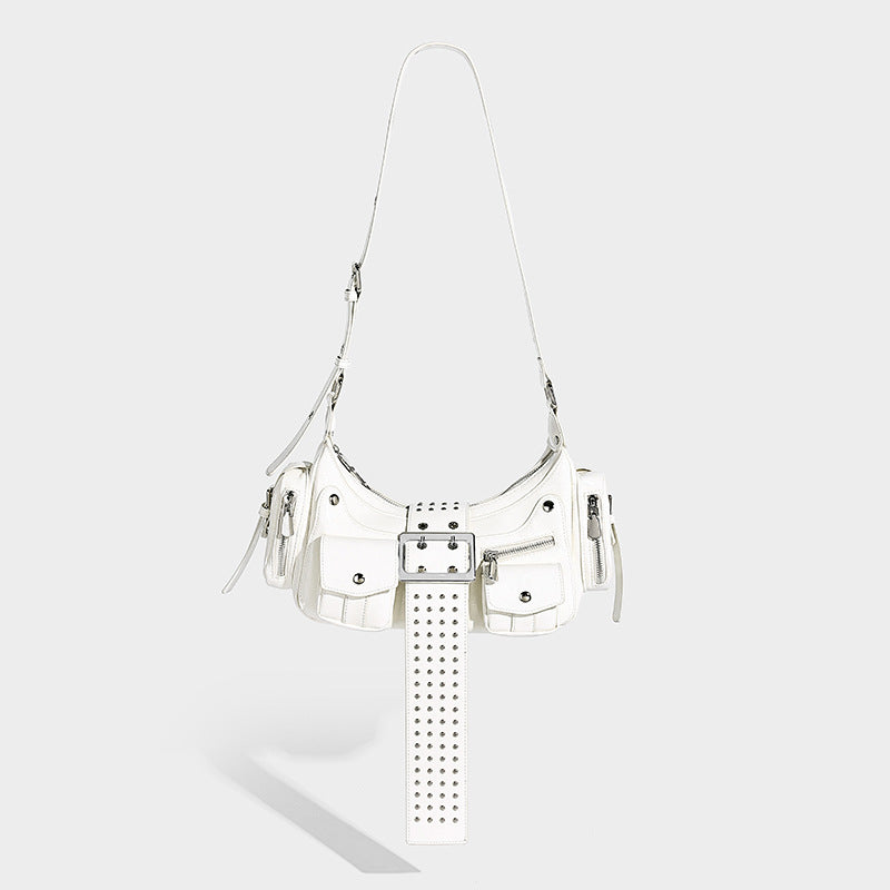 Halbmondförmige Schultertasche mit Lasche mit Nieten und Gürtelschnalle, mehreren Vordertaschen und silberfarbenen Metalldetails, Detailansicht 6