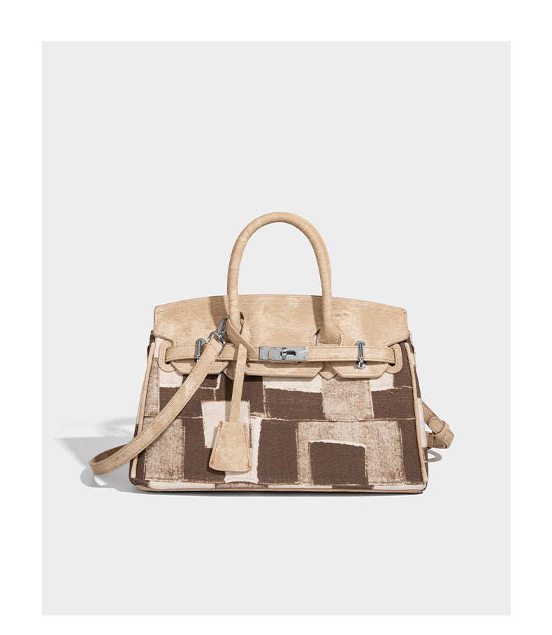 Strukturierte Patchwork-Handtasche mit zwei Tragegriffen, Klappe mit Drehverschluss und silberfarbenen Beschlägen, Detailansicht 9