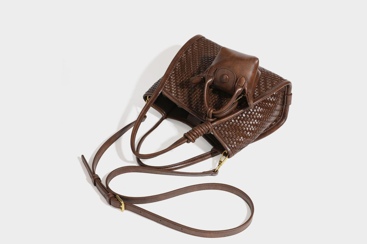 Strukturierte Tote-Bag mit Webstruktur in Braun, glattem Besatz in Lederoptik, geknoteten Henkeln und angehängtem Mini-Beutel mit Kordelzug