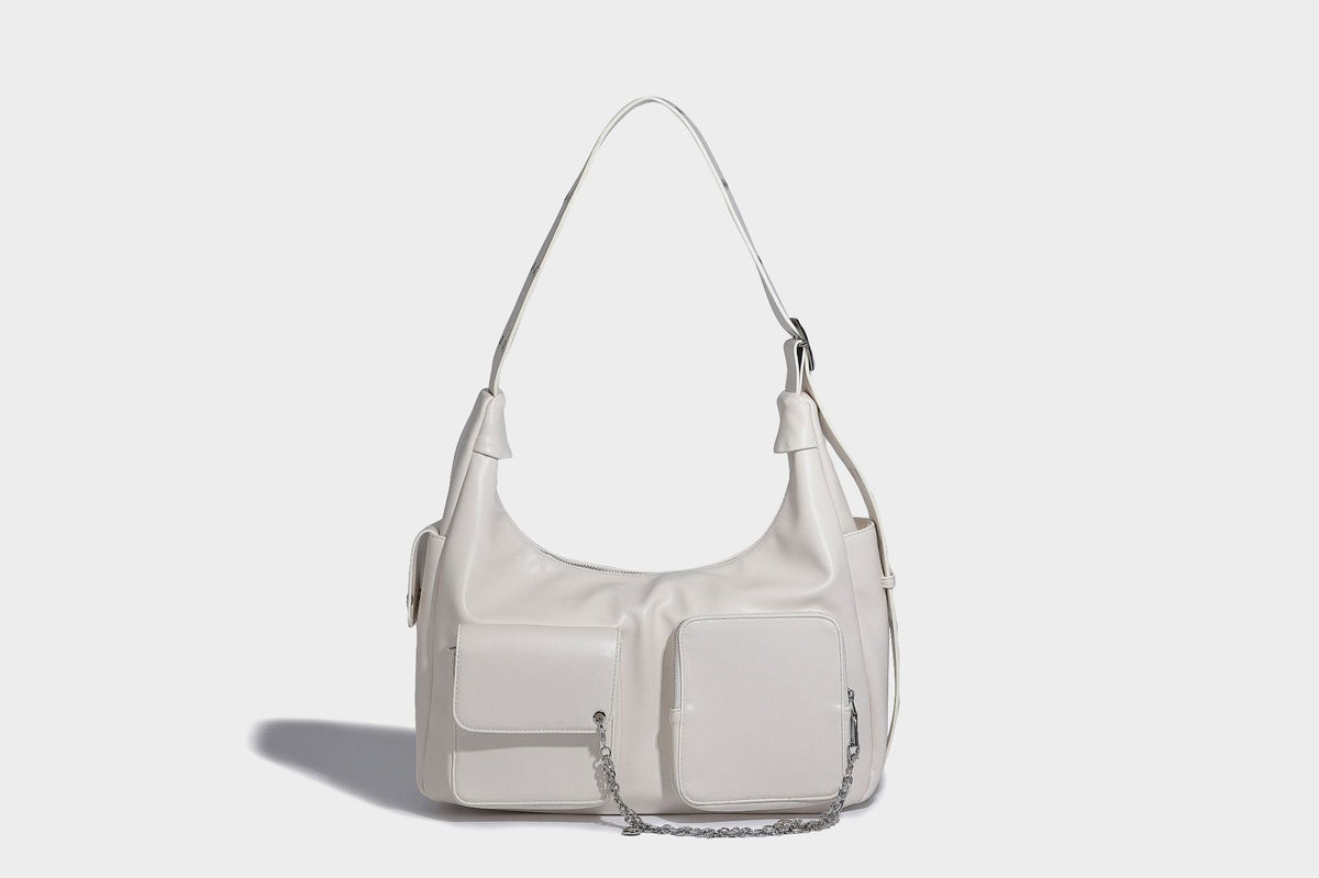 Lässige Hobo-Schultertasche mit glänzender Lederoptik, vorderen Pattentaschen, Kettenelementen und Nietenbeschlägen in Silberoptik