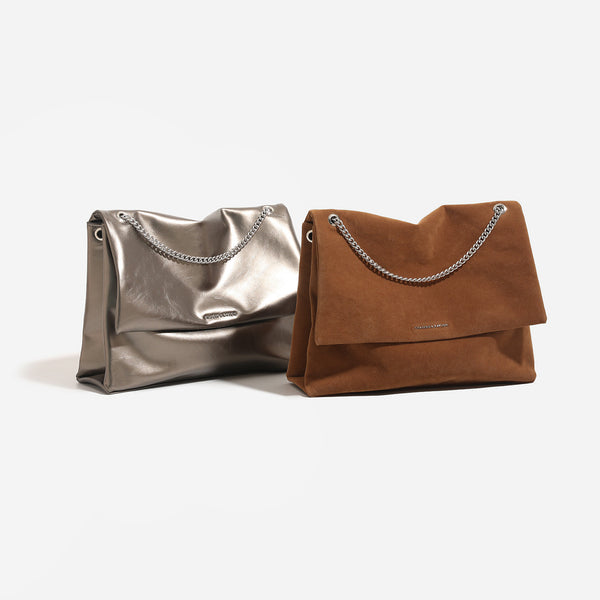 Strukturierte Schultertasche mit Überschlag, silberfarbenem Kettenriemen und Oberfläche in Cognac mit Velourslederoptik, Überschlagverschluss und seitlichen Ösen