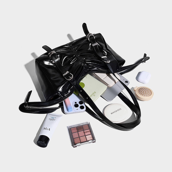 Glänzende rechteckige Schultertasche mit Raffdetail, zwei verstellbaren Riemen, Reißverschluss oben und silberfarbenen Schnallenbeschlägen