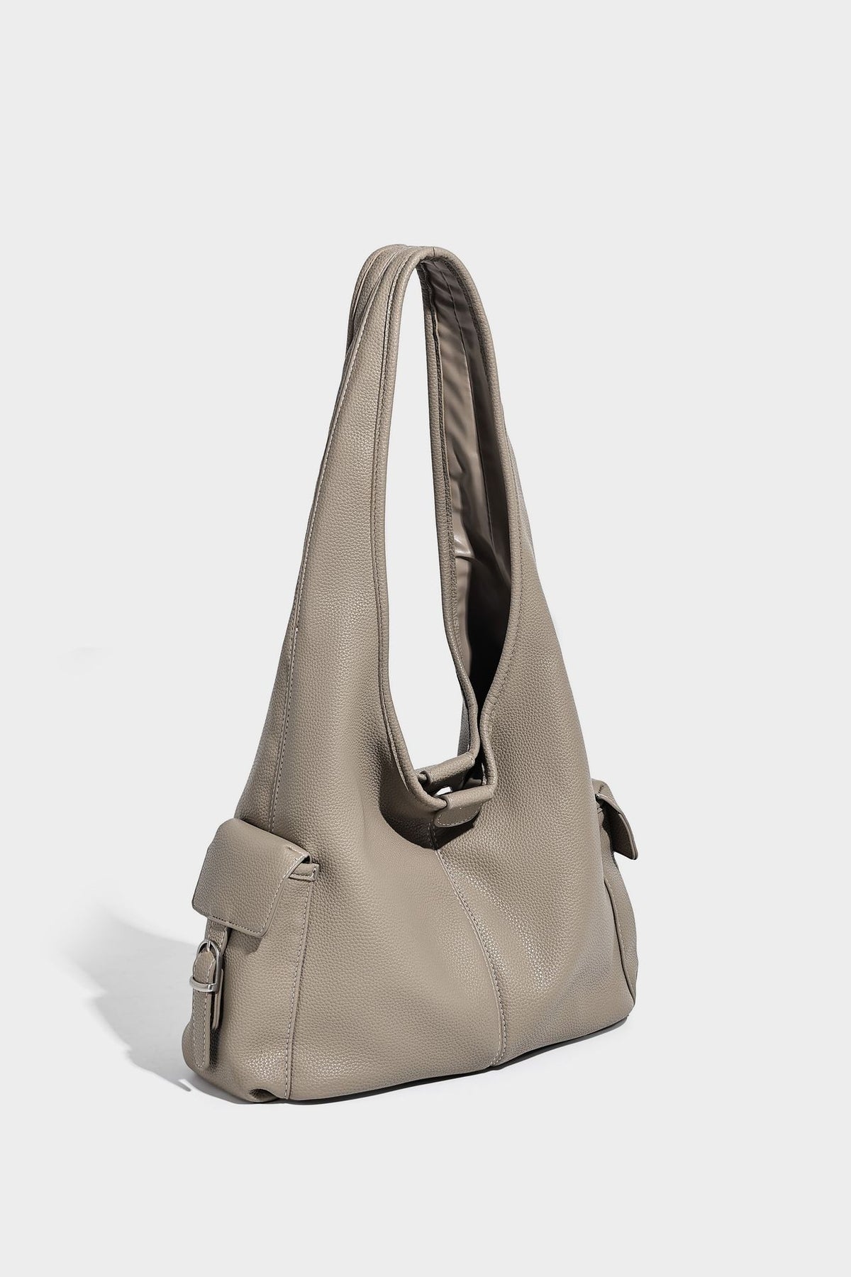 Große, lässig fallende Hobo-Schultertasche in genarbter Lederoptik mit langem Schulterriemen und seitlicher Klappentasche mit Metalldetail