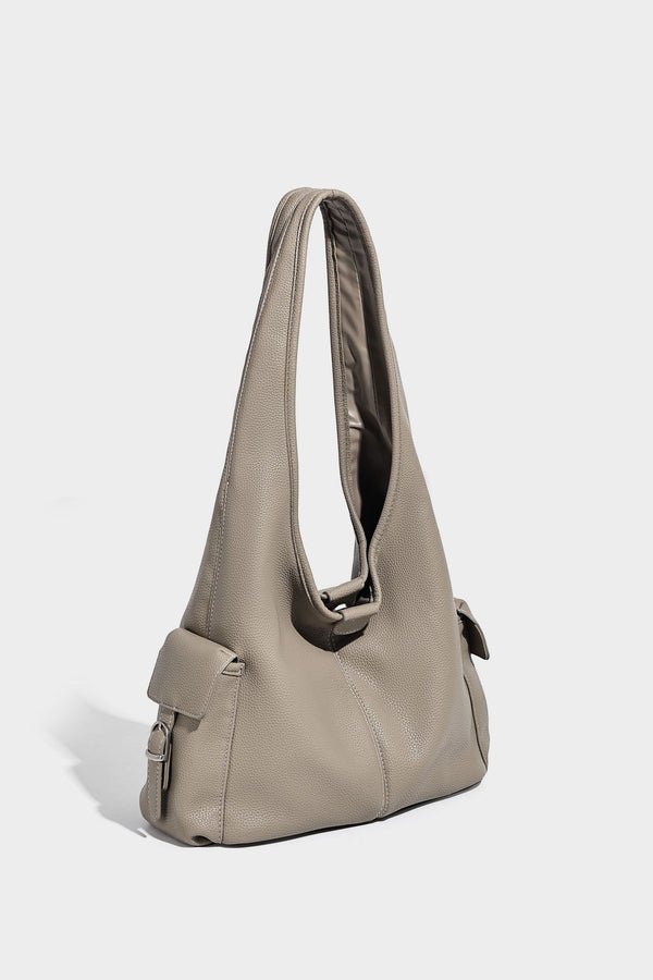 Große, lässig fallende Hobo-Schultertasche in genarbter Lederoptik mit langem Schulterriemen und seitlicher Klappentasche mit Metalldetail