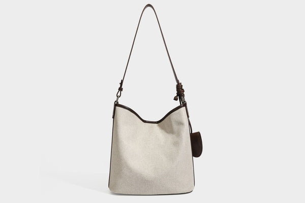 Oatfarbene Canvas-Schultertasche mit dunkelbraunem Besatz in Lederoptik, langem verstellbarem Riemen und angebrachter Mini-Tasche mit Überschlag, Detailansicht
