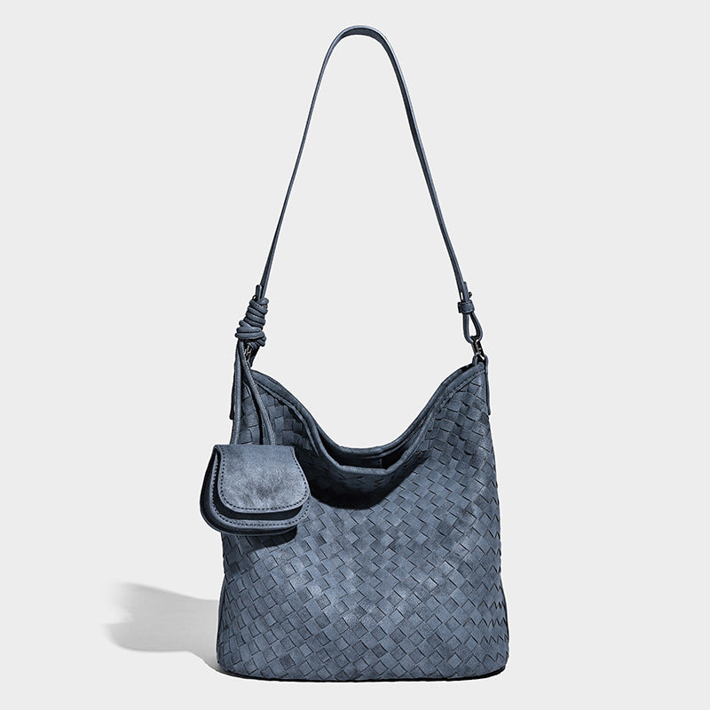 Weich fallende gewebte Hobo-Schultertasche mit Korbgeflecht-Textur, angesetztem Mini-Etui auf der Vorderseite und verstellbarem geknotetem Schulterriemen, Detailansicht