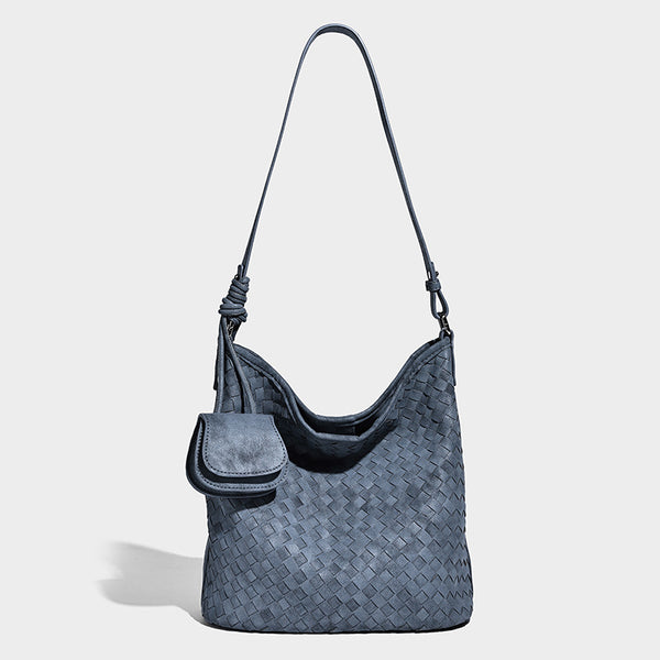 Weich fallende gewebte Hobo-Schultertasche mit Korbgeflecht-Textur, angesetztem Mini-Etui auf der Vorderseite und verstellbarem geknotetem Schulterriemen, Detailansicht