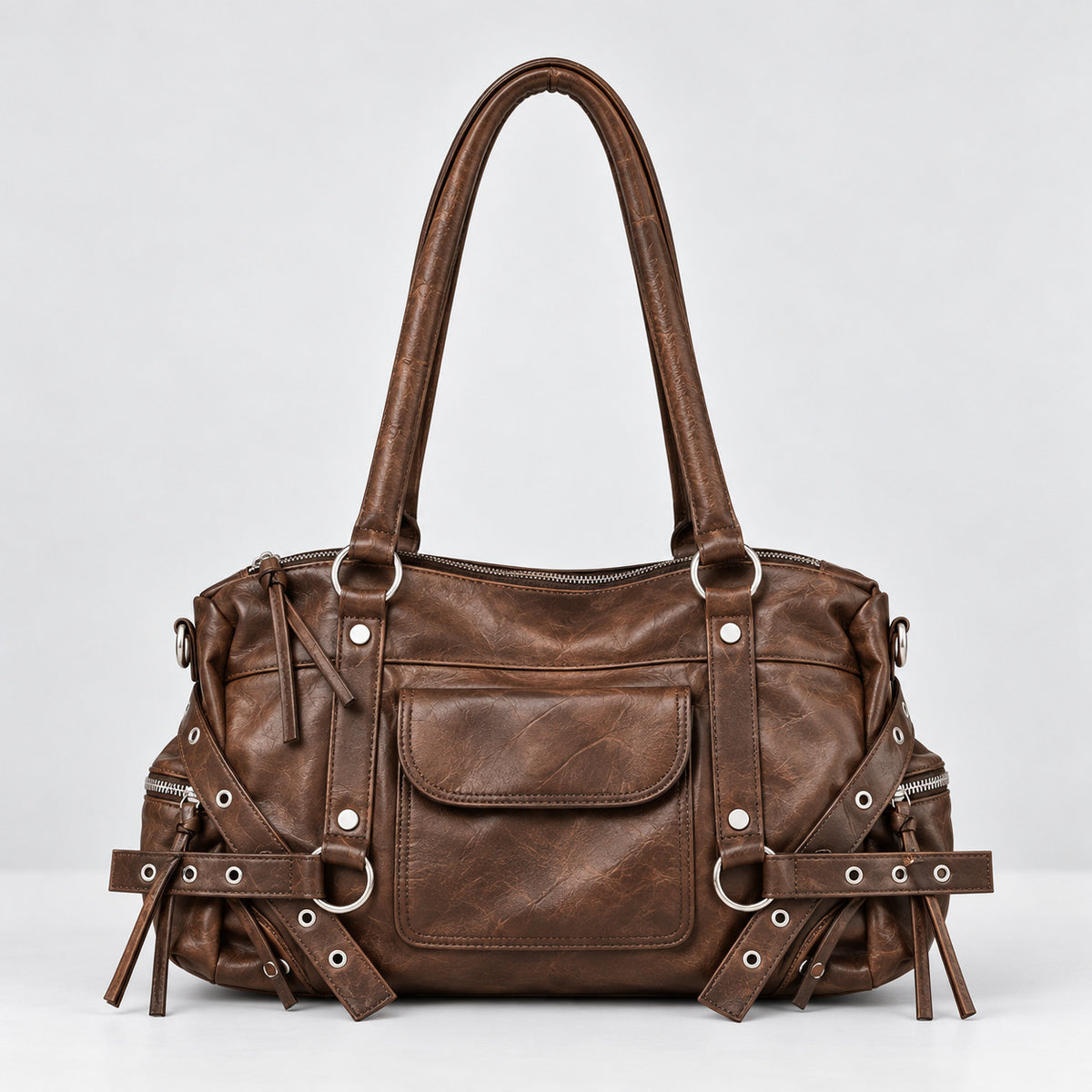 Große Schultertasche aus Used-Lederoptik mit silberfarbenen Nieten, Riemen mit Ösen, vorderer Überschlagtasche und zwei Henkeln oben