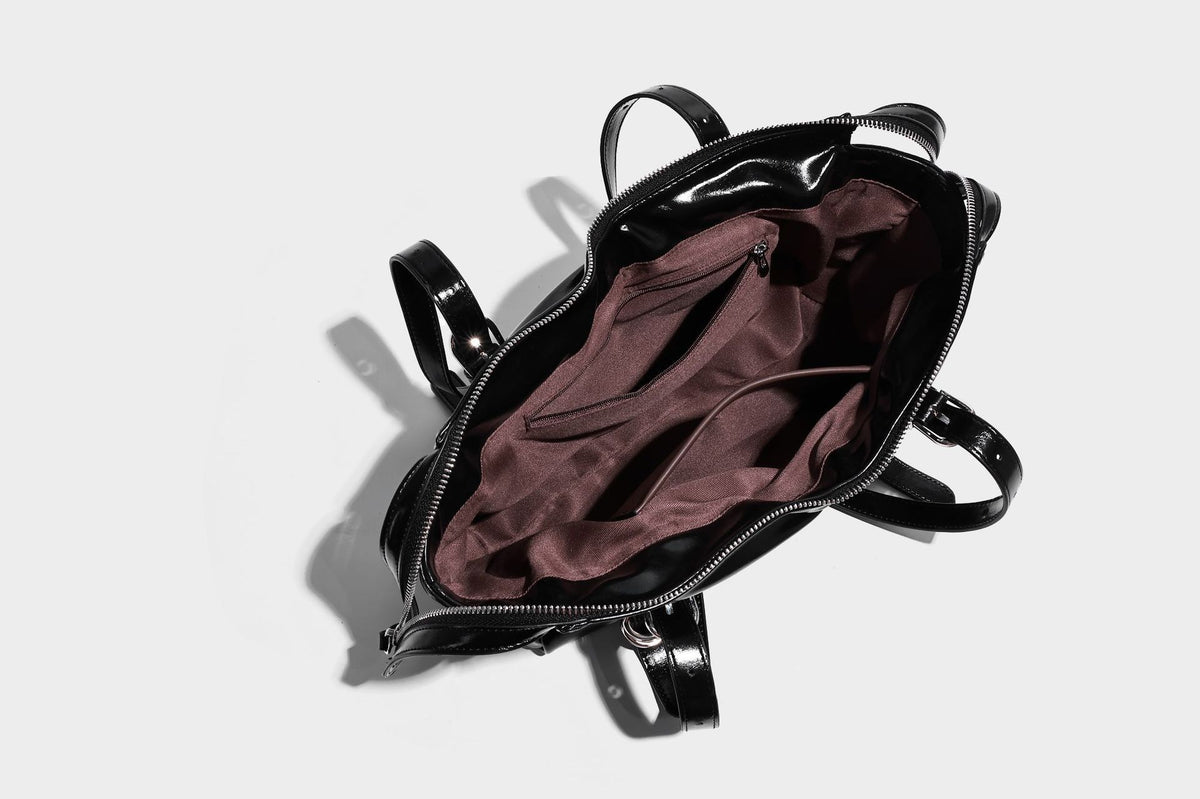 Glänzende, rechteckige Schultertasche mit Raffdetails, zwei verstellbaren Riemen, Reißverschluss oben und Schnallenbeschlägen in Silberoptik