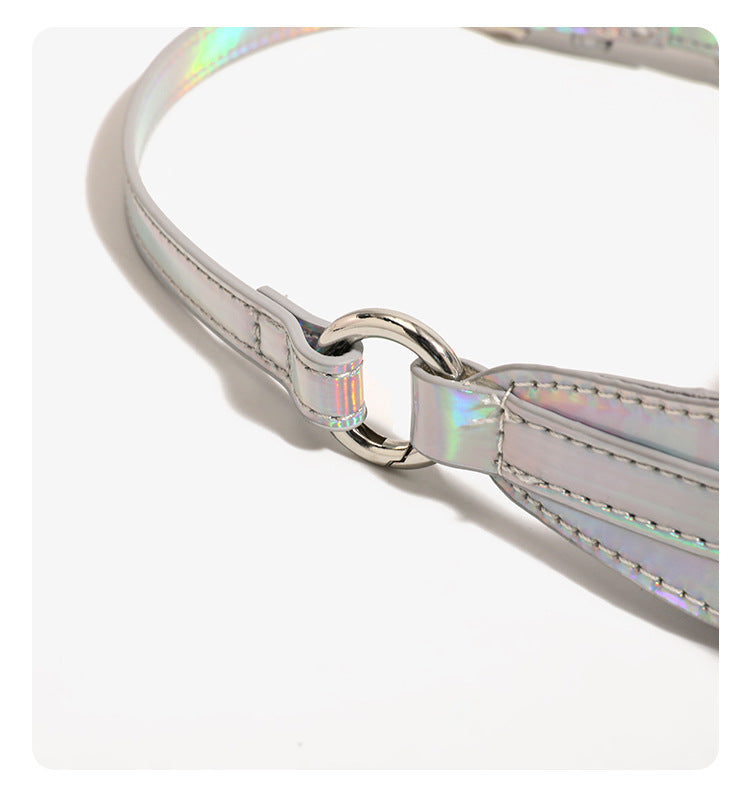 Kompakte rechteckige Schultertasche in holografisch schimmerndem Silber mit Knitteroptik, Reißverschluss oben und verstellbarem