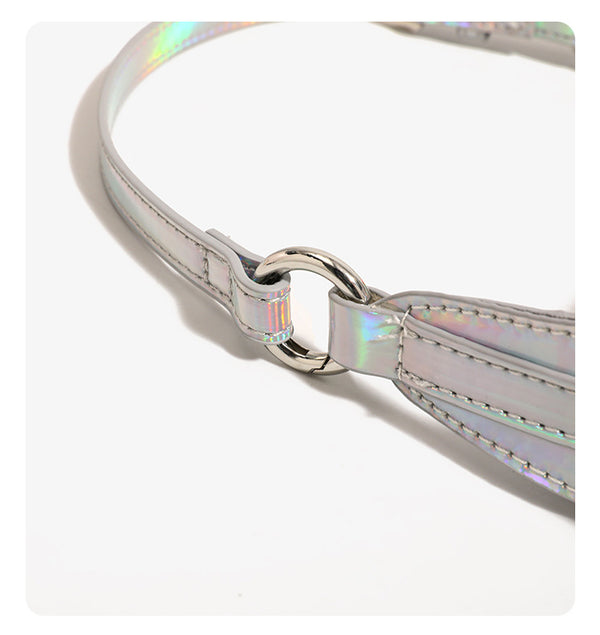 Kompakte rechteckige Schultertasche in holografisch schimmerndem Silber mit Knitteroptik, Reißverschluss oben und verstellbarem