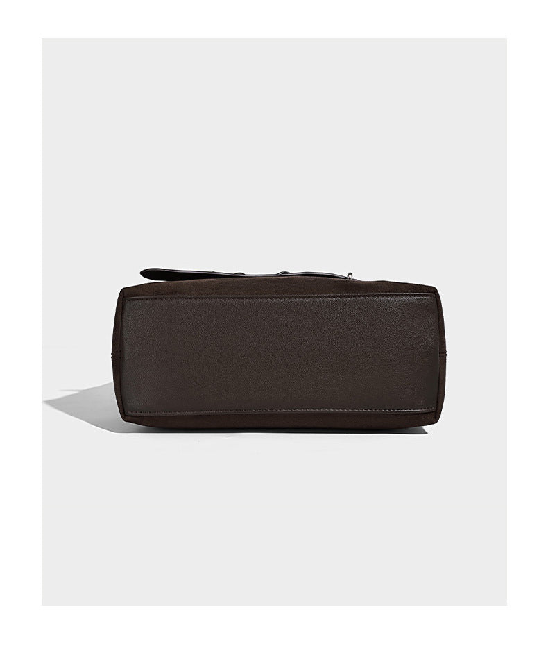Hobo-Schultertasche in Dunkelbraun mit velourslederartiger Oberfläche, silberfarbener Gürtelschnalle und Ösenbeschlägen, verstellbarem Riemen, Detailansicht