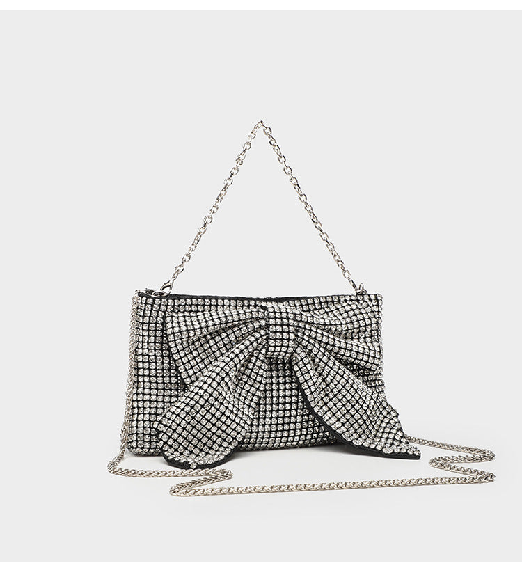 Kleine rechteckige, mit Strasssteinen besetzte Schleifen-Clutch zum Umhängen mit silberfarbener Kettenriemen, Detailansicht 12