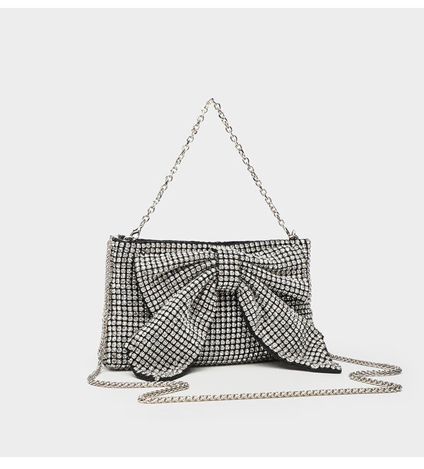 Kleine rechteckige, mit Strasssteinen besetzte Schleifen-Clutch zum Umhängen mit silberfarbener Kettenriemen, Detailansicht 12