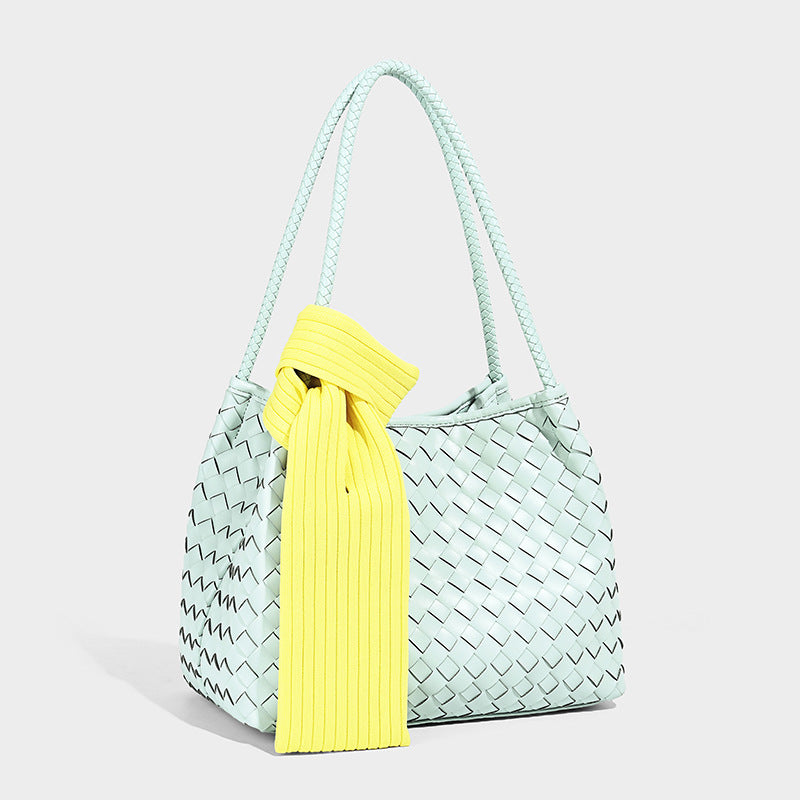 Glänzend gewebte Schultertasche im Shopper-Stil mit geflochtenen Doppelhenkeln in Mintgrün, Detailansicht 15