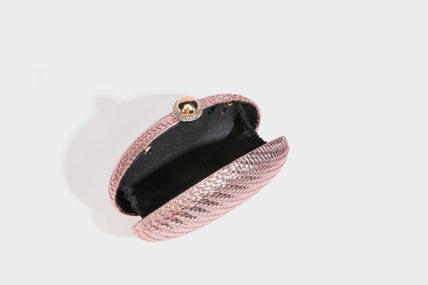 Kleine, ovale, metallisch gewebte Clutch mit juwelenbesetztem Bügelverschluss in Goldoptik und abnehmbarem Kettenriemen, Detailansicht 36