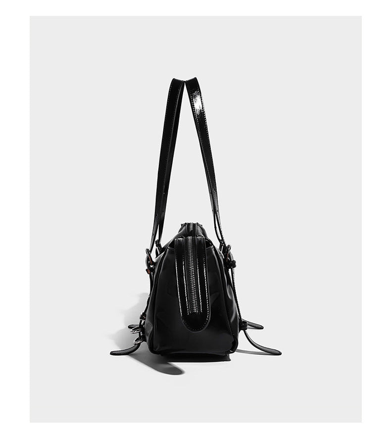 Glänzende, rechteckige Schultertasche mit Raffdetails, zwei verstellbaren Riemen, Reißverschluss oben und Schnallenbeschlägen in Silberoptik