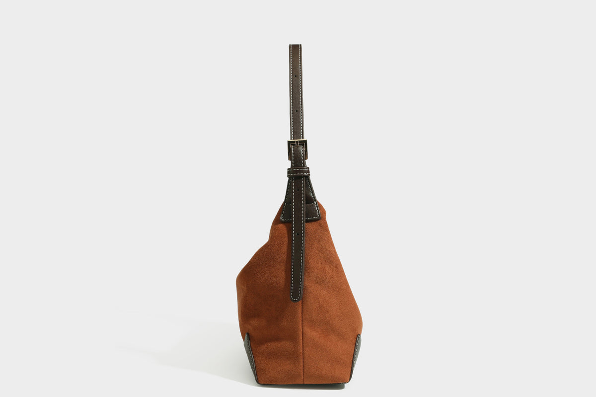 Lässig fallende Hobo-Schultertasche in warmem Braun mit dunkler Kontrastverzierung in Lederoptik, geschwungenem Reißverschluss und langem, detail