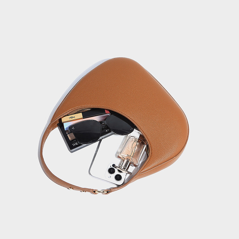 Halbmondförmige Hobo-Schultertasche in genarbter Lederoptik mit schmalem Riemen und goldfarbenen Reißverschlussbeschlägen, Detailansicht 4
