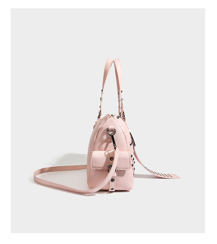 Strukturierte Moto-Satchel mit Nieten, Schnallenriemen, zwei Tragegriffen und abnehmbarem Crossbody-Riemen aus glattem Material mit Detail