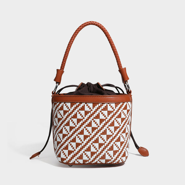 Kleine gewebte geometrische Bucket-Bag mit geflochtenem Henkel in Lederoptik und Kordelzugverschluss im zweifarbigen Muster in Braun und Weiß