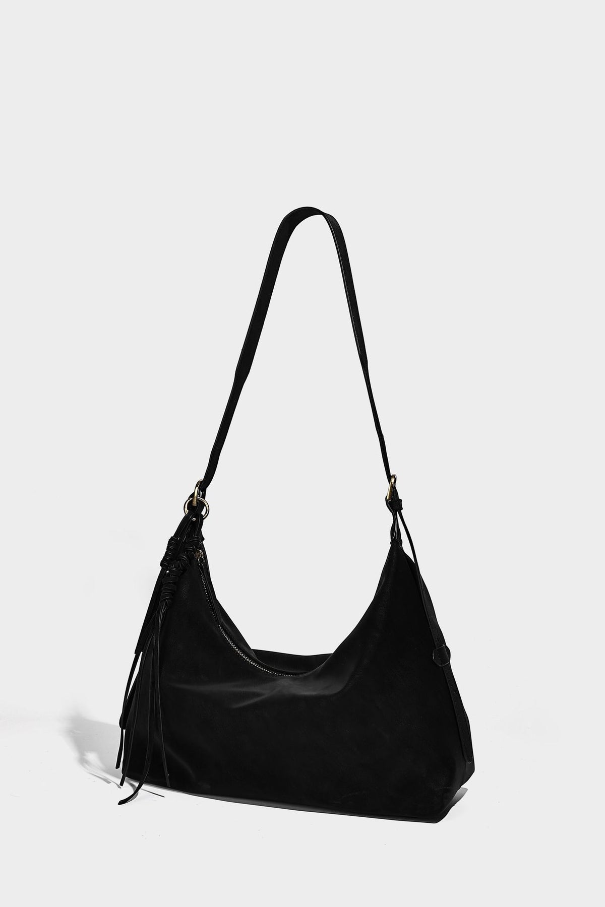 Lässige Hobo-Schultertasche mit matter Oberfläche, Quastenbesatz und goldfarbenen Metallelementen, Detailansicht 17