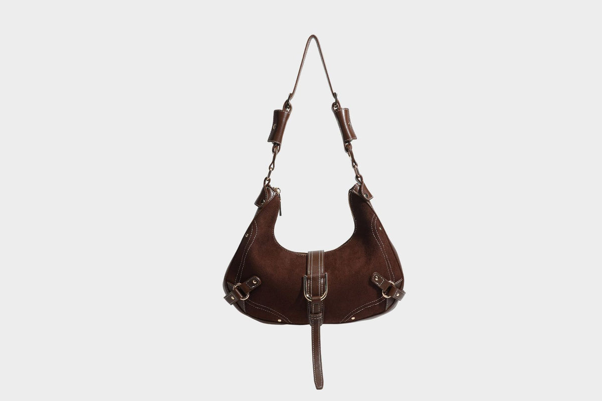 Halbmondförmige Schultertasche in camelbrauner Wildlederoptik mit weißen Kontrastnähten, goldfarbenen Beschlägen und