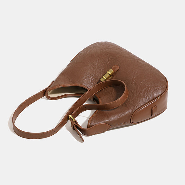 Weich fallende tropfenförmige Schultertasche in geknitterter Lederoptik mit goldfarbenem Laschenverschluss und verstellbarem Trageriemen, Detailansicht 4