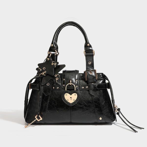 Strukturierte Boston-Henkeltasche in Espressobraun mit herzförmigem goldfarbenem Vorhängeschloss, Sternanhänger, Schnallenriemen, Nieten und zwei Henkeln oben