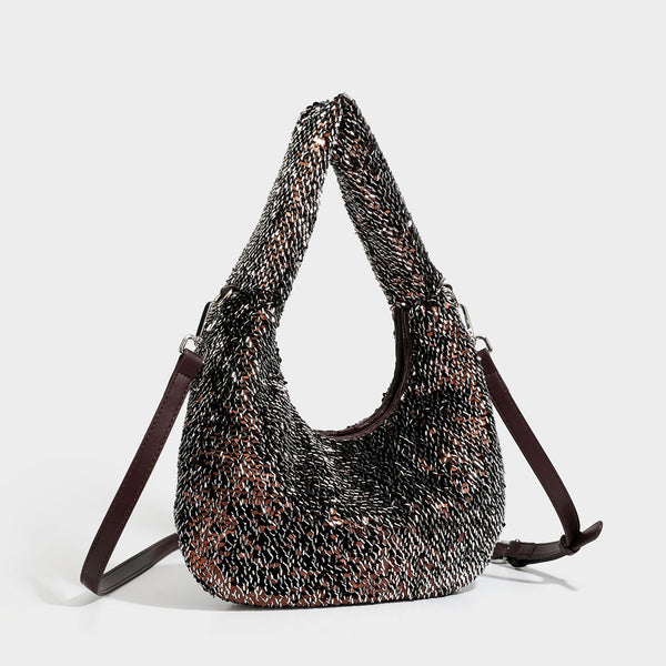 Weich fallende, tropfenförmige Hobo-Schultertasche mit durchgehendem Metallic-Paillettenbesatz und Details in Silberoptik, Detailansicht 4