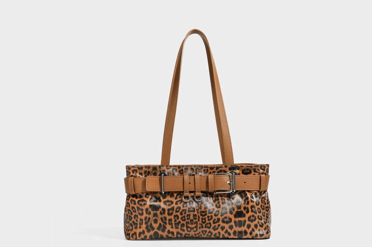 Strukturierte Schultertasche mit Leopardenmuster, Gürtelverschluss-Detail, zwei langen Riemen und silberfarbenen Metallbeschlägen, Detailansicht