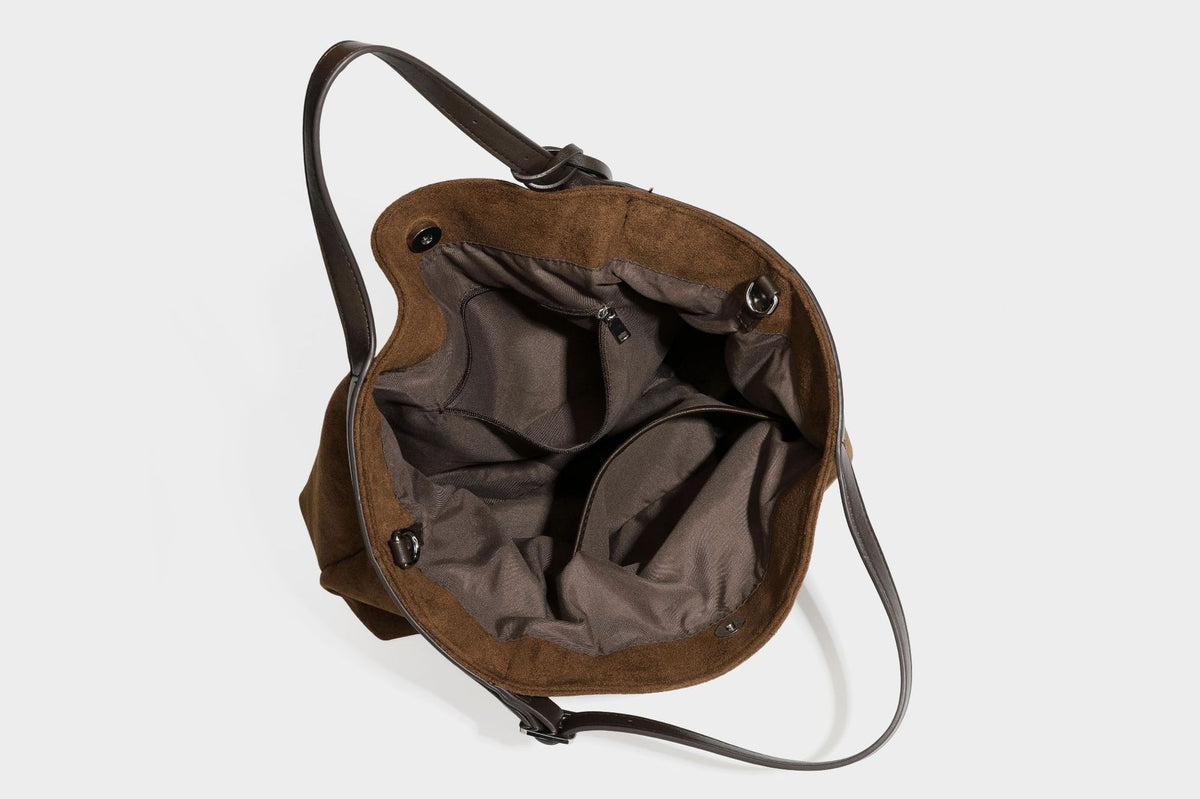 Große, weich fallende Tote aus Wildlederoptik in warmem Braun mit dunklen glatten Besätzen, zwei Tragegriffen, abnehmbarem Reißverschluss-Etui und, Detail