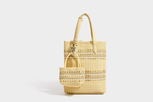 Kleine, formstabile Korb-Shopper-Tasche aus geflochtenem Material mit umwickelten Griffen in Lederoptik und silberfarbenen Verschlussbeschlägen, Detailansicht 44