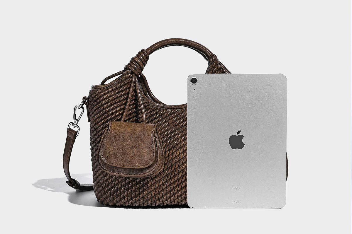 Strukturierte Beuteltasche mit Webstruktur, geknotetem Tragegriff, vorderer Klappentasche und abnehmbarem Crossbody-Riemen in Silberoptik
