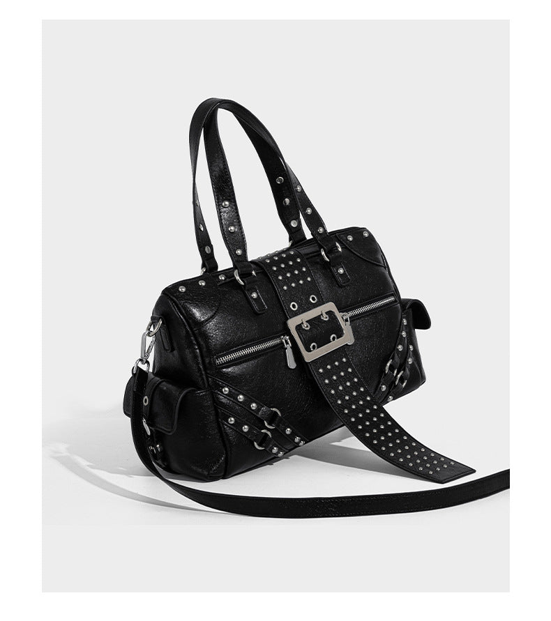 Schwarze, glänzende Henkeltasche mit genarbter Struktur, silberfarbenen Nieten, Riemendetail mit Schnalle, zwei Henkeln und breitem, mit Nieten besetztem Schulterriemen